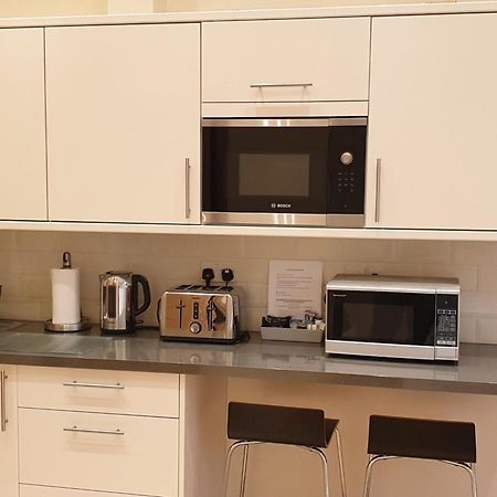 London Luxury Apartments 3 Bedroom Sleeps 8 With 3 Bathrooms 5 Mins Walk To Tube Station Free Parking Илфорд Екстериор снимка