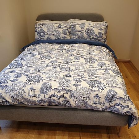 London Luxury Apartments 3 Bedroom Sleeps 8 With 3 Bathrooms 5 Mins Walk To Tube Station Free Parking Илфорд Екстериор снимка
