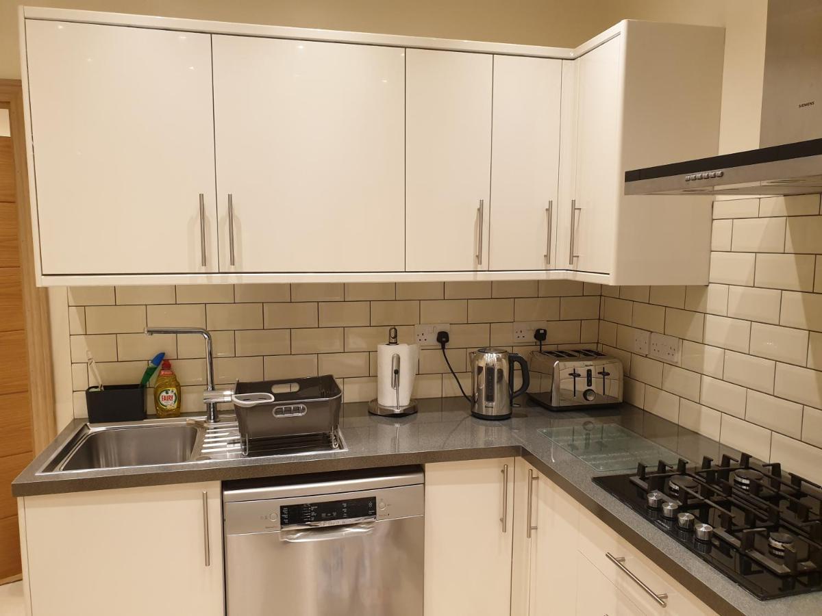 London Luxury Apartments 3 Bedroom Sleeps 8 With 3 Bathrooms 5 Mins Walk To Tube Station Free Parking Илфорд Екстериор снимка