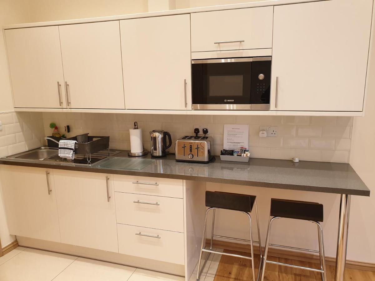 London Luxury Apartments 3 Bedroom Sleeps 8 With 3 Bathrooms 5 Mins Walk To Tube Station Free Parking Илфорд Екстериор снимка