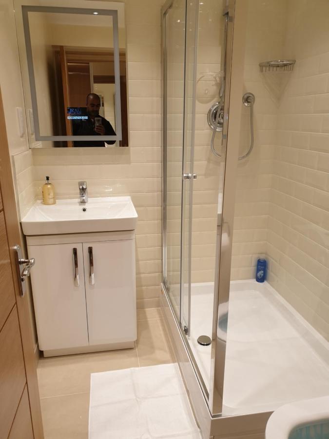 London Luxury Apartments 3 Bedroom Sleeps 8 With 3 Bathrooms 5 Mins Walk To Tube Station Free Parking Илфорд Екстериор снимка
