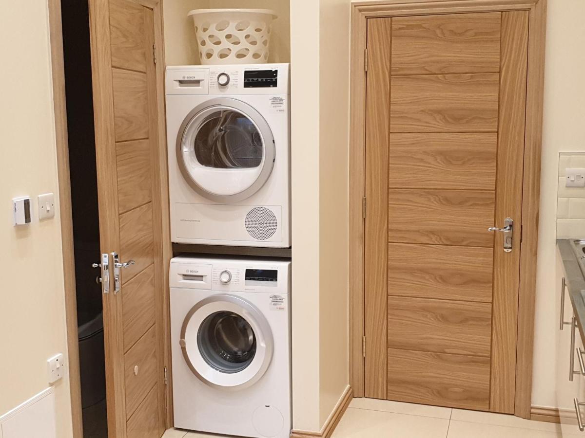 London Luxury Apartments 3 Bedroom Sleeps 8 With 3 Bathrooms 5 Mins Walk To Tube Station Free Parking Илфорд Екстериор снимка