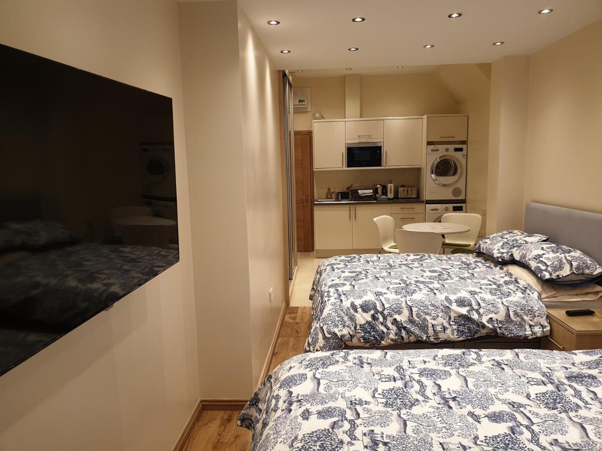 London Luxury Apartments 3 Bedroom Sleeps 8 With 3 Bathrooms 5 Mins Walk To Tube Station Free Parking Илфорд Екстериор снимка