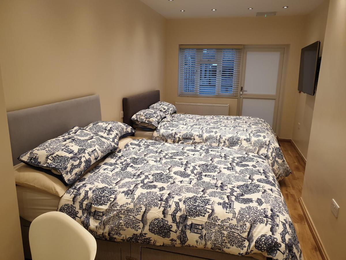 London Luxury Apartments 3 Bedroom Sleeps 8 With 3 Bathrooms 5 Mins Walk To Tube Station Free Parking Илфорд Екстериор снимка