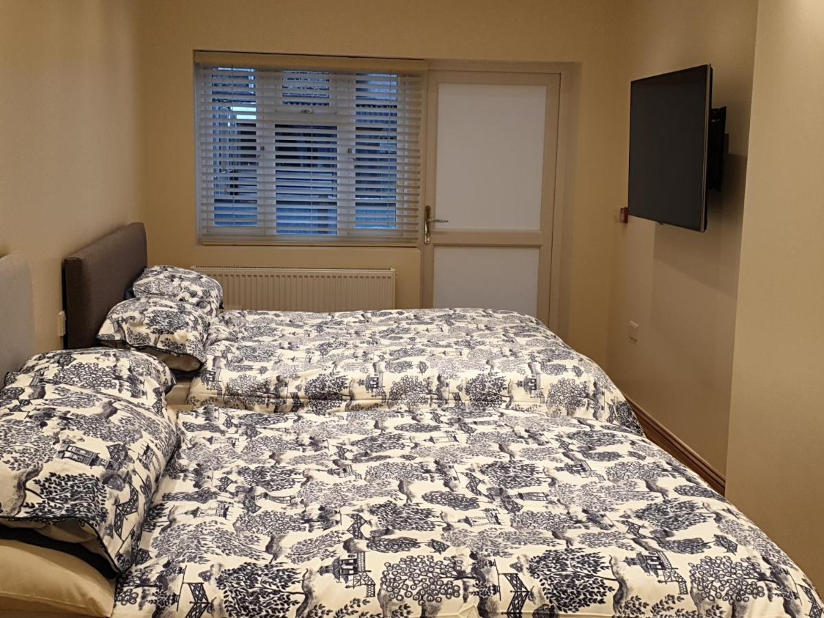London Luxury Apartments 3 Bedroom Sleeps 8 With 3 Bathrooms 5 Mins Walk To Tube Station Free Parking Илфорд Екстериор снимка