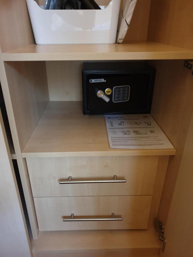 London Luxury Apartments 3 Bedroom Sleeps 8 With 3 Bathrooms 5 Mins Walk To Tube Station Free Parking Илфорд Екстериор снимка