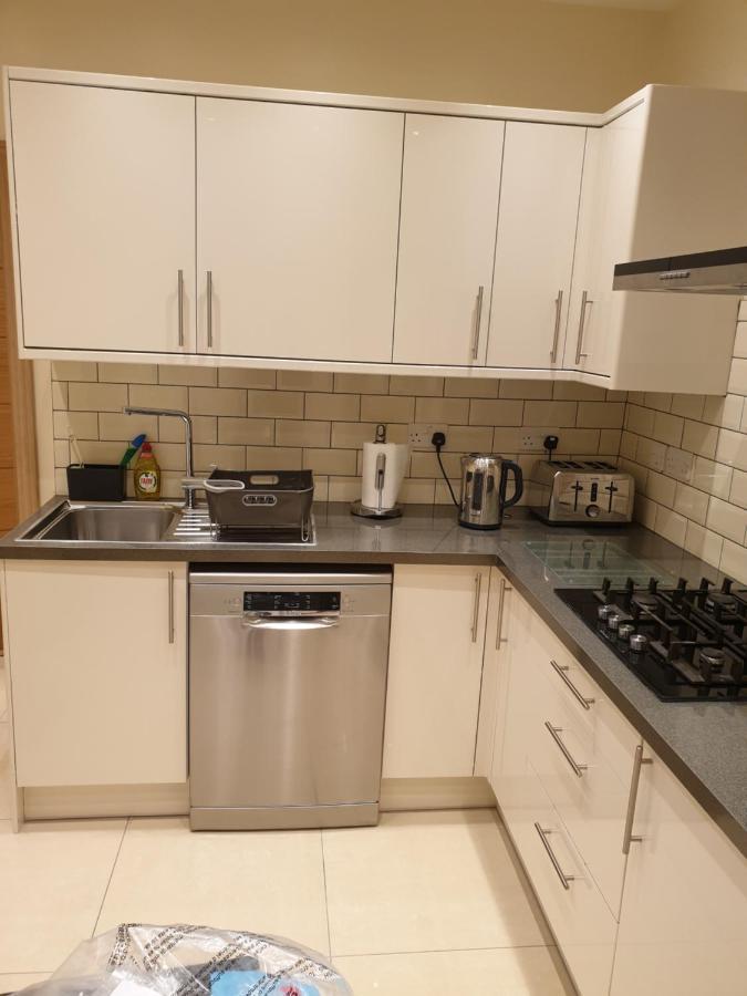 London Luxury Apartments 3 Bedroom Sleeps 8 With 3 Bathrooms 5 Mins Walk To Tube Station Free Parking Илфорд Екстериор снимка