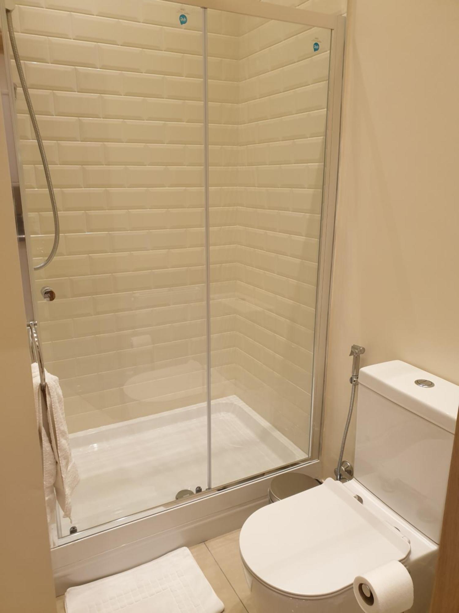 London Luxury Apartments 3 Bedroom Sleeps 8 With 3 Bathrooms 5 Mins Walk To Tube Station Free Parking Илфорд Екстериор снимка