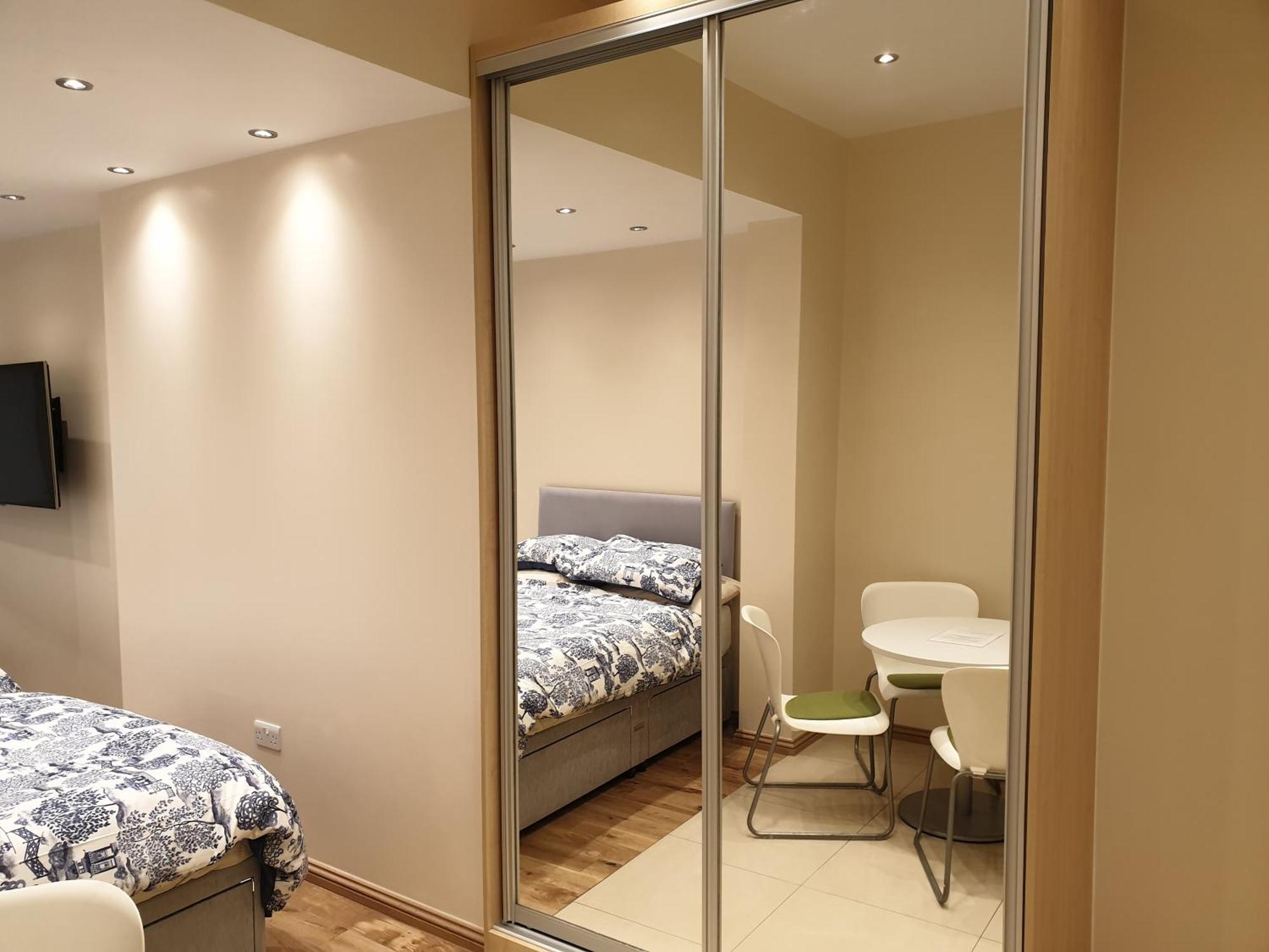 London Luxury Apartments 3 Bedroom Sleeps 8 With 3 Bathrooms 5 Mins Walk To Tube Station Free Parking Илфорд Екстериор снимка