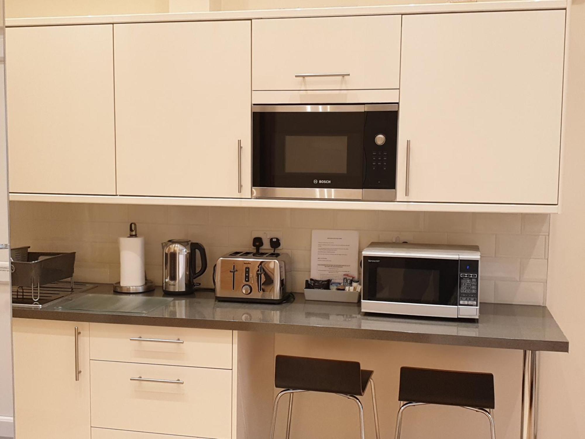 London Luxury Apartments 3 Bedroom Sleeps 8 With 3 Bathrooms 5 Mins Walk To Tube Station Free Parking Илфорд Екстериор снимка