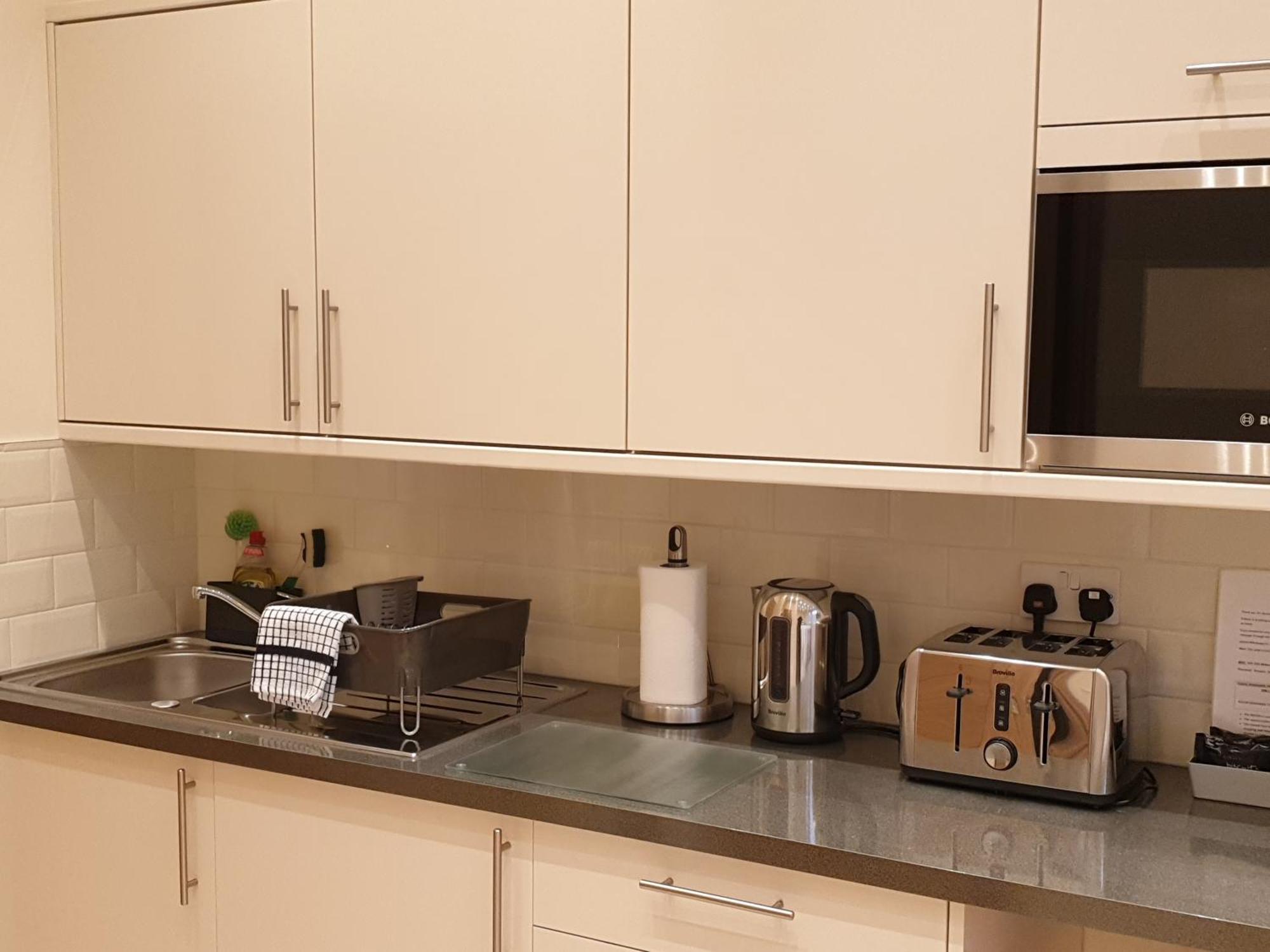 London Luxury Apartments 3 Bedroom Sleeps 8 With 3 Bathrooms 5 Mins Walk To Tube Station Free Parking Илфорд Екстериор снимка