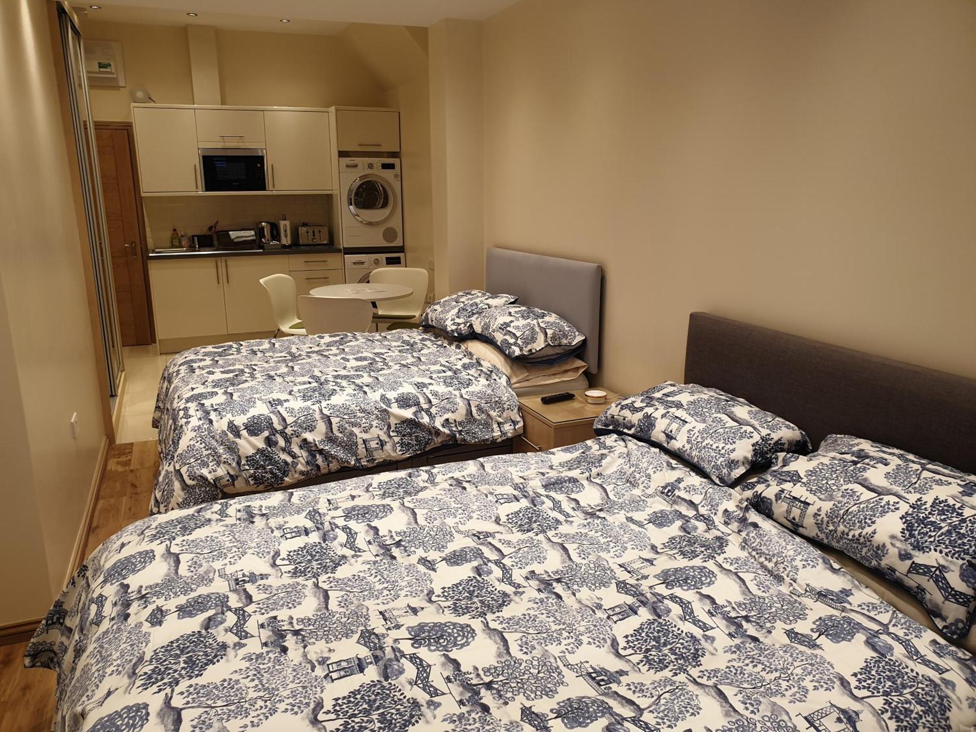 London Luxury Apartments 3 Bedroom Sleeps 8 With 3 Bathrooms 5 Mins Walk To Tube Station Free Parking Илфорд Екстериор снимка
