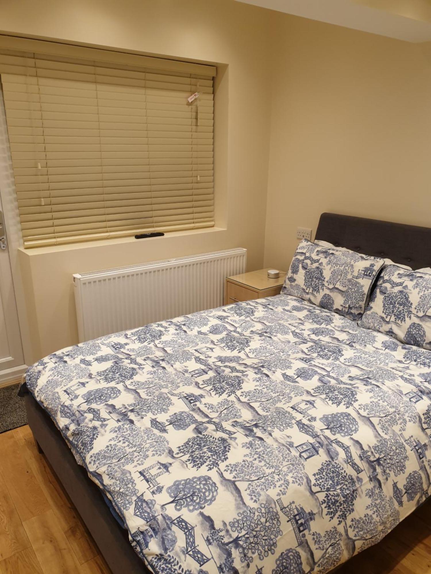 London Luxury Apartments 3 Bedroom Sleeps 8 With 3 Bathrooms 5 Mins Walk To Tube Station Free Parking Илфорд Екстериор снимка