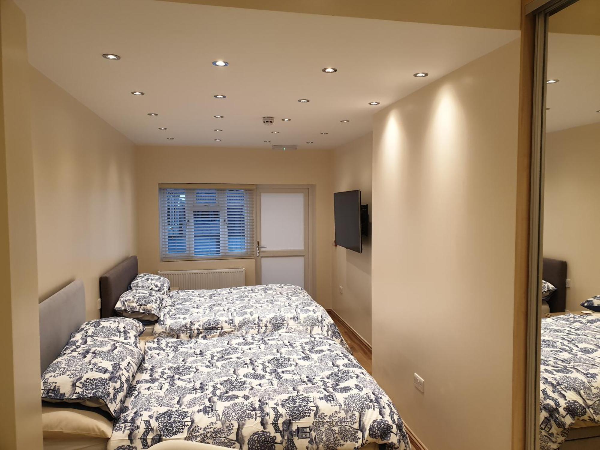 London Luxury Apartments 3 Bedroom Sleeps 8 With 3 Bathrooms 5 Mins Walk To Tube Station Free Parking Илфорд Екстериор снимка